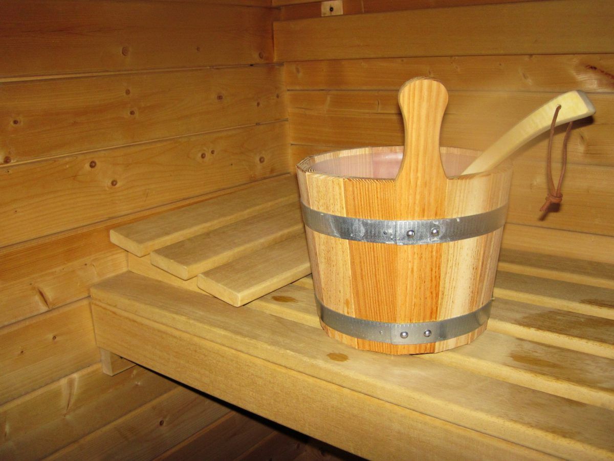 Aufgusseimer im Holz für Sauna
