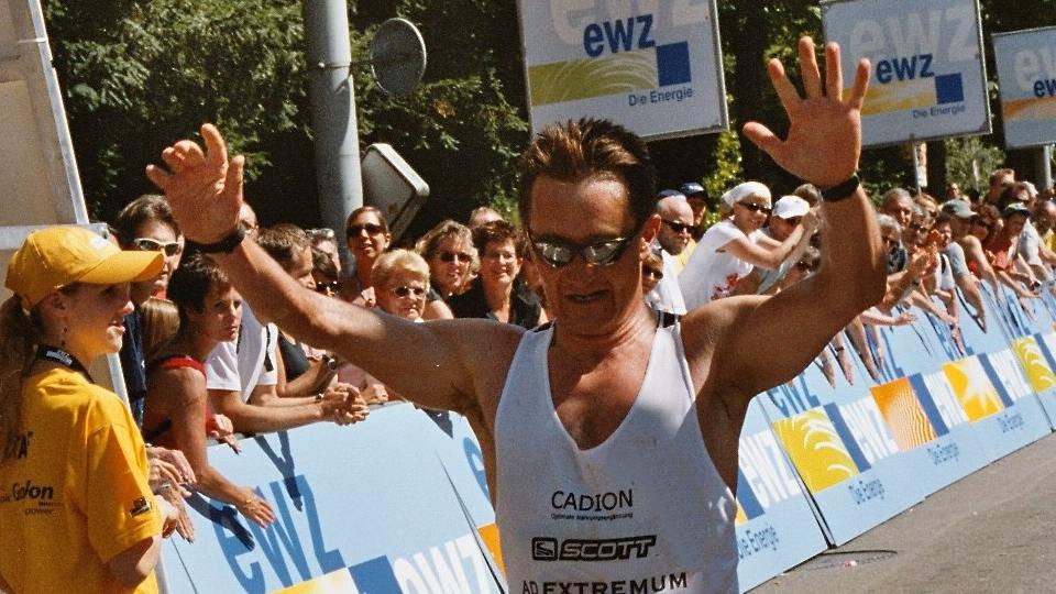 Zieleinlauf von bennie Lindberg bei Gigathlon 2004
