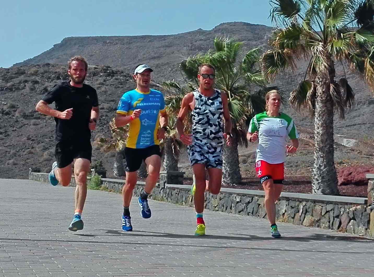 High Intensity Intervall Training auf Strandboulkevard in Playitas mit Angela Lindberg